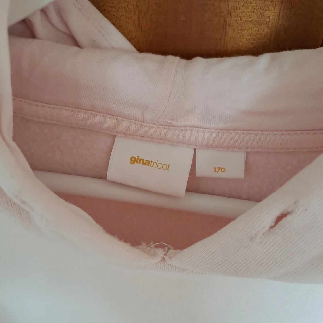 Ljusrosa hoodie från Gina Tricot - 2