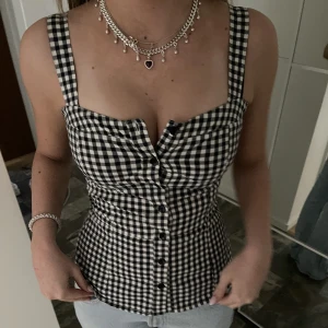 Topp - As söt topp! Inga defekter. Formar midjan . Köp direkt för 400kr 