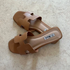 Tofflor  - ”Hermes” tofflor storlek 38