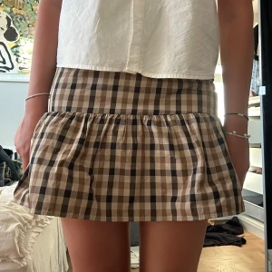 Rutig kortkjol med volang - Supersnygg kjol! Den är rätt så hög så snygg att ha under en längre tröja som på bilden❤️