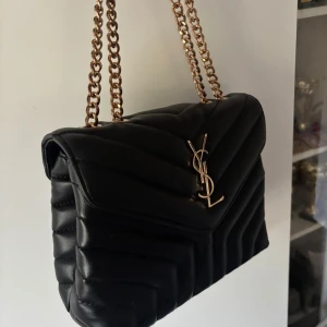 Ysl lou lou - Fin svart väska pris går att diskuteras helt oanvänd!!