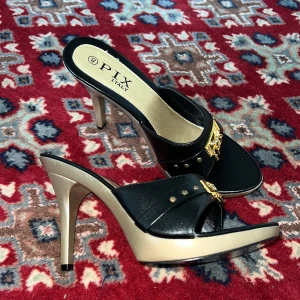 Svarta klackpumps  - Snygga svarta pumps med öppen tå och hög klack från PIX Italy. Aldrig använda. Köpte de för 100 kr säljer nu för 50 kr