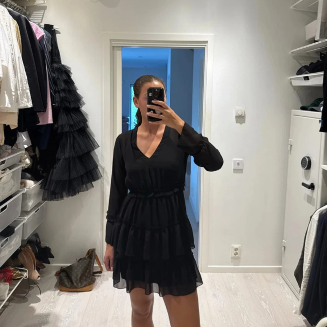 Svart volangklänning från Trendyol