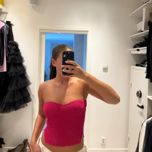 Ribbad rosa stickad tubtopp - Säljer en ribbad stickad rosa tubtopp. Den är i bra skick men vissa trådar har gått upp lite men inget man tänker på! Storlek S men passar även M🩷