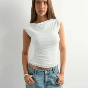 Vit och svart toppar från nelly - Två stilrena ärmlösa linnetoppar i vitt och svart med rundad hals och figurnära passform. De har ej använts och är ny utan prislapp original pris:400 för båda mitt pris:249 (pris kan diskuteras vid snabb affär)