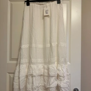 Vit vår sommar långkjol volanger spets MQ - Superfin vit långkjol. Aldrig använd, nypris 799 kr.