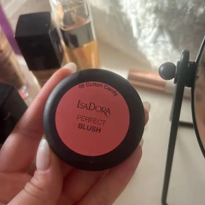 IsaDora Perfect Blush Cotton Candy - IsaDora Perfect Blush i nyansen 06 Cotton Candy. En puderrouge i en söt rosa ton som ger kinderna en fräsch och naturlig glow. Kommer i en rund svart dosa med lock. Perfekt för att pigga upp looken med lite färg.