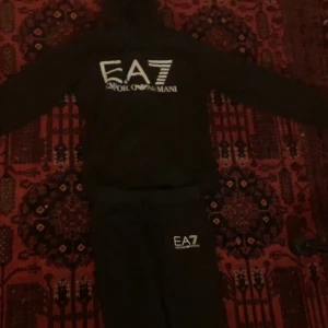 Svart EA7 Emporio Armani tracksuit - EA7 tracksuit size S, skön kvalité, aldrig använd. Kan mötas i Stockholm