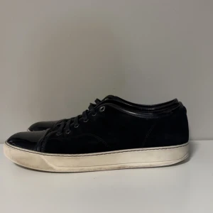Lanvin Cap Toe - Lanvin Cap Toe storlek 43. Skorna är i använt men gott skick. Dustbag medföljer men inte låda. Priset går att diskutera vid snabb affär. Stora i storleken!