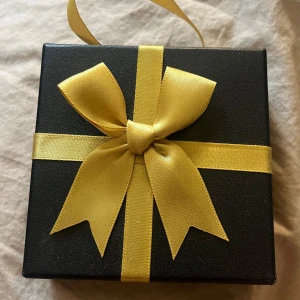 Glittriga guldörhängen med stenar - Säljer ett par snygga örhängen i guldton med glittrande stenar🤗 De har en spiralformad design som verkligen sticker ut och ger en lyxig känsla! Osäker på vilket märke mm eftersom det var en present!💗Perfekta för dig som vill ha något extra till din look. Kommer i en fin presentask med guldig rosett🥰