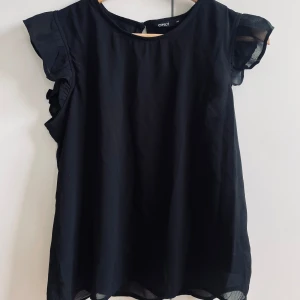 Blus - Gullig svart blus från only, med volanger längst ut på ärmen🖤