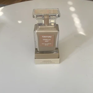 Tom Ford Vanilla Sex EdP 100ml - Tom Ford Vanilla Sex Eau de Parfum 100 ml. Köpte utan att lukta. Inte min smak men många gillar den. 10 sprutt använt. 