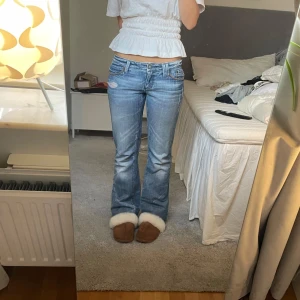 Blå bootcut jeans lowwaist lågmidjade utsvängda  - Jeans lowwaist utsvängda ❤️midja: 39-40cm innerben: 84