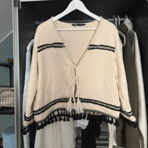 Beige cardigan Zara - En cardigan från Zara storlek M inte använd allt!!🌟