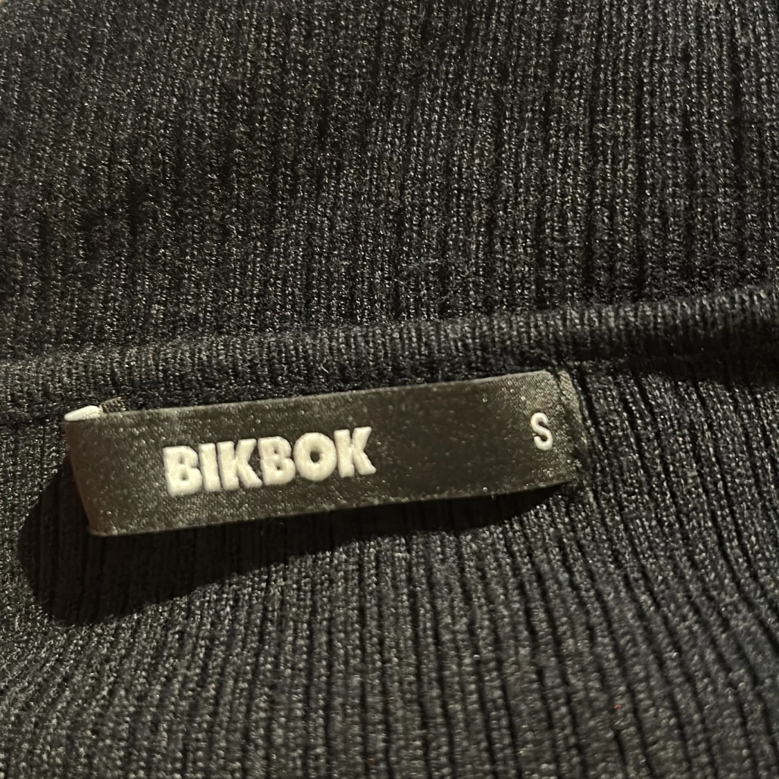 Svart ribbad långklänning BikBok - 3