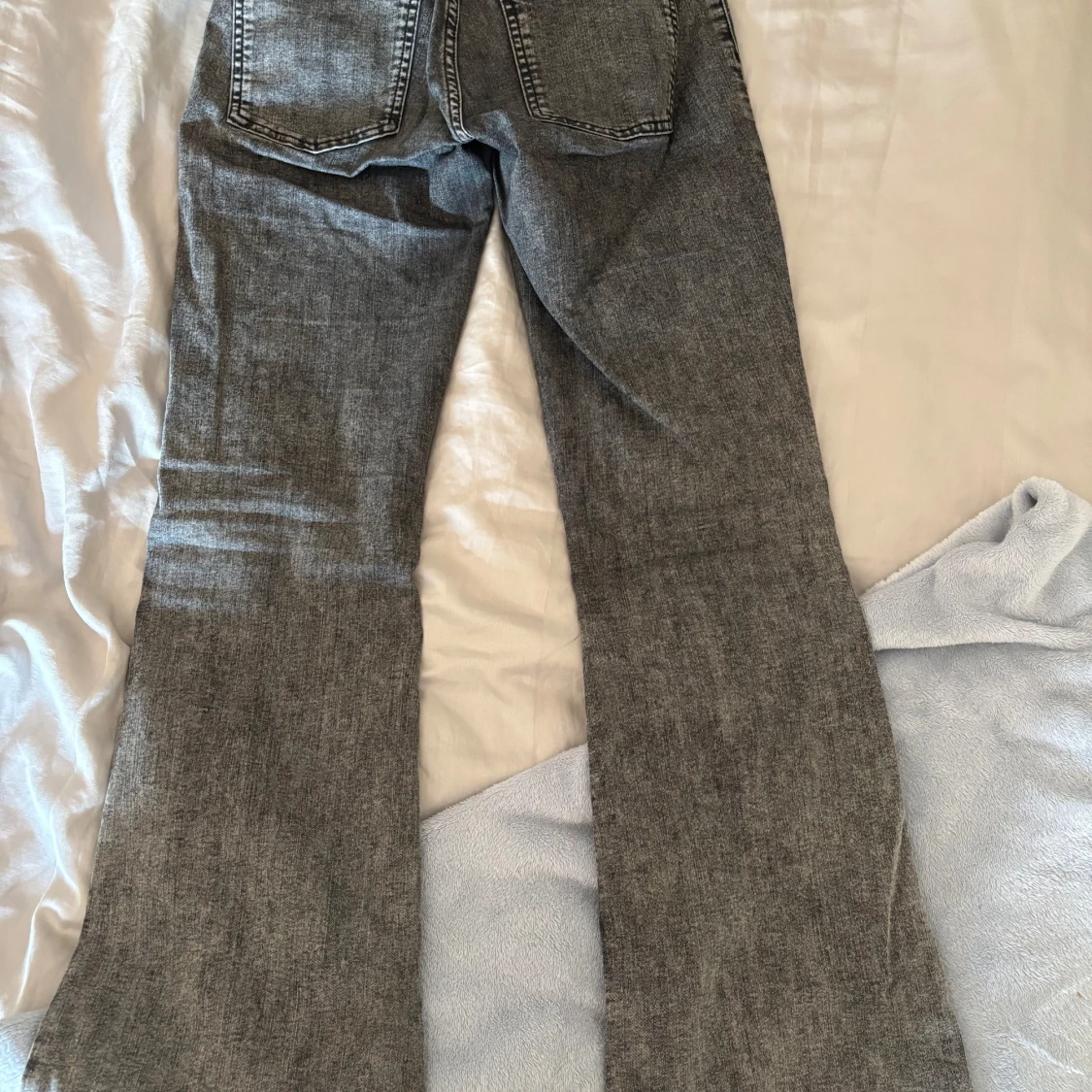 Grå bootcut jeans från NLY Jeans - 1