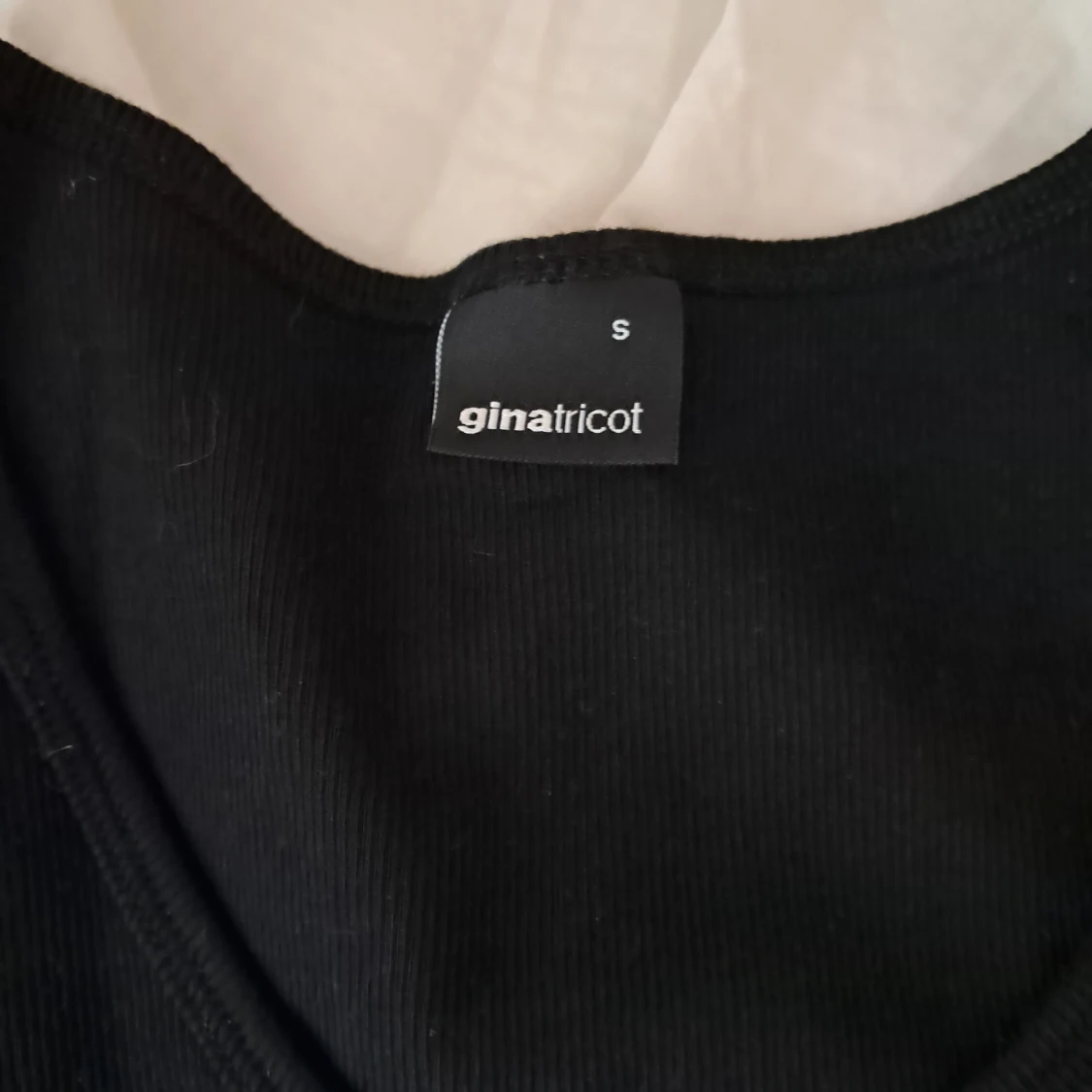 Svart ribbad topp från Gina Tricot - 3