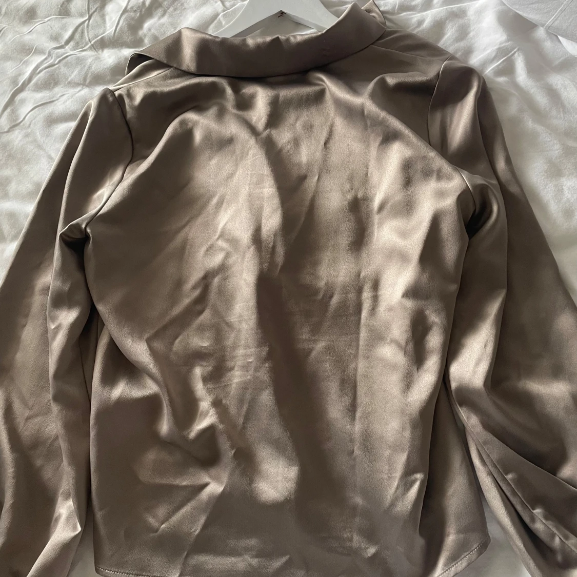 Beige skjorta i satin från Vero Moda - 1