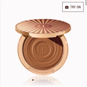 Charlotte Tilbury Airbrush Bronzer - Säljer denna nya endast testade Charlotte Tilbury bronzern! Den är i färgen 2 medium, den populäraste. Säljer då den tyvärr inte passade mig. Färgen har en fin nyans som ger en naturligt solkysst look. Perfekt för att skulptera ansiktet och ge glow. Man får väldigt mycket produkt som kommer räcka länge då den också är väldigt dryg!  Beställde från Charlotte Tilburys egna hemsida, har orderbevis osv. ❣️Nypris 649kr