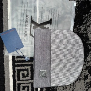 En fin grå mössa - En väldigt fin grå mössa, helt ny för endast 200kr