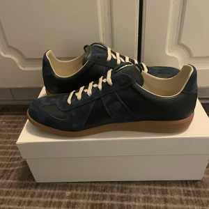 Maison Margiela  - Maison Margiela Gats sneakers i mörkblå mocka och skinn med vita snören och beige innersula i storlek 43. Cond: 10/10🤩. Hör av er vid några frågor! 🙌🏽