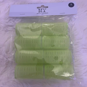 MY Hair Rollers gröna 8-pack - Jag säljer ett paket med 8 stycken ljusgröna papiljotter från normal. Spolarna är tillverkade i plast med kardborre för att enkelt fästa i håret och skapa volym eller lockar. Perfekta för att fixa frisyren hemma utan eller med värmeverktyg. Helt nya. 