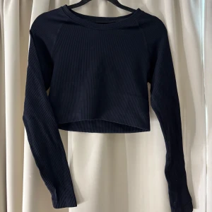 croppad träningströja  - Snygg svart croppad träningströja i ribbat material. Väldigt bekväm att träna i! Om fler bilder önskas eller vid frågor kontakta mig💋