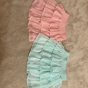 Två volangkjolar i pastellfärger - Säljer två söta korta kjolar med volanger, en i ljusrosa och en i ljusblått.💗💙50kr st 🌟