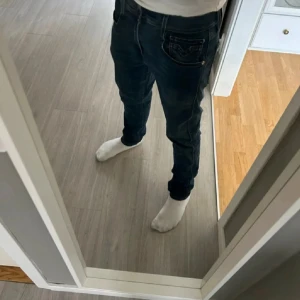 Blå Replay jeans slim fit - Snygga blå jeans från Replay med klassisk femficksdesign och diskret logga på bakfickan. Jeansen har en slim passform och är tillverkade i mjukt denimtyg som sitter skönt. Perfekta för dig som gillar en stilren och modern look. Nypris 1400kr