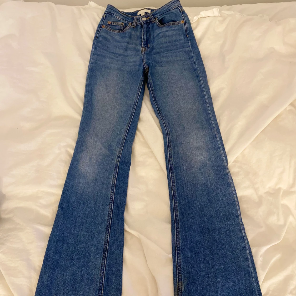 Blå bootcut jeans från H&M, stl 34