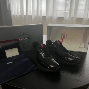 Prada cups  - Säljer mina Prada cups som jag har knappt använt men är fortfarande som helt nya , paketet är lite damaged på sidorna men inte nått så stort, de true to size på skorna och allt medföljer.