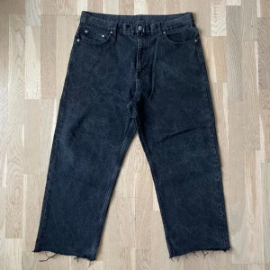 Weekday Galaxy baggy jeans 34/~28 (avklippta) - Baggy Weekday Galaxy jeans i storlek W34. Byxorna är avklippta och är typ ~28 i längd nu. Längd på byxan är 100cm. Nice stonewash på dem och har en nice rak passform. Hojta om du undrar något! Bästa<3