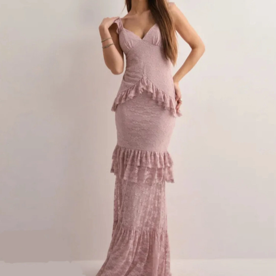 Ljusrosa långklänning med volanger
