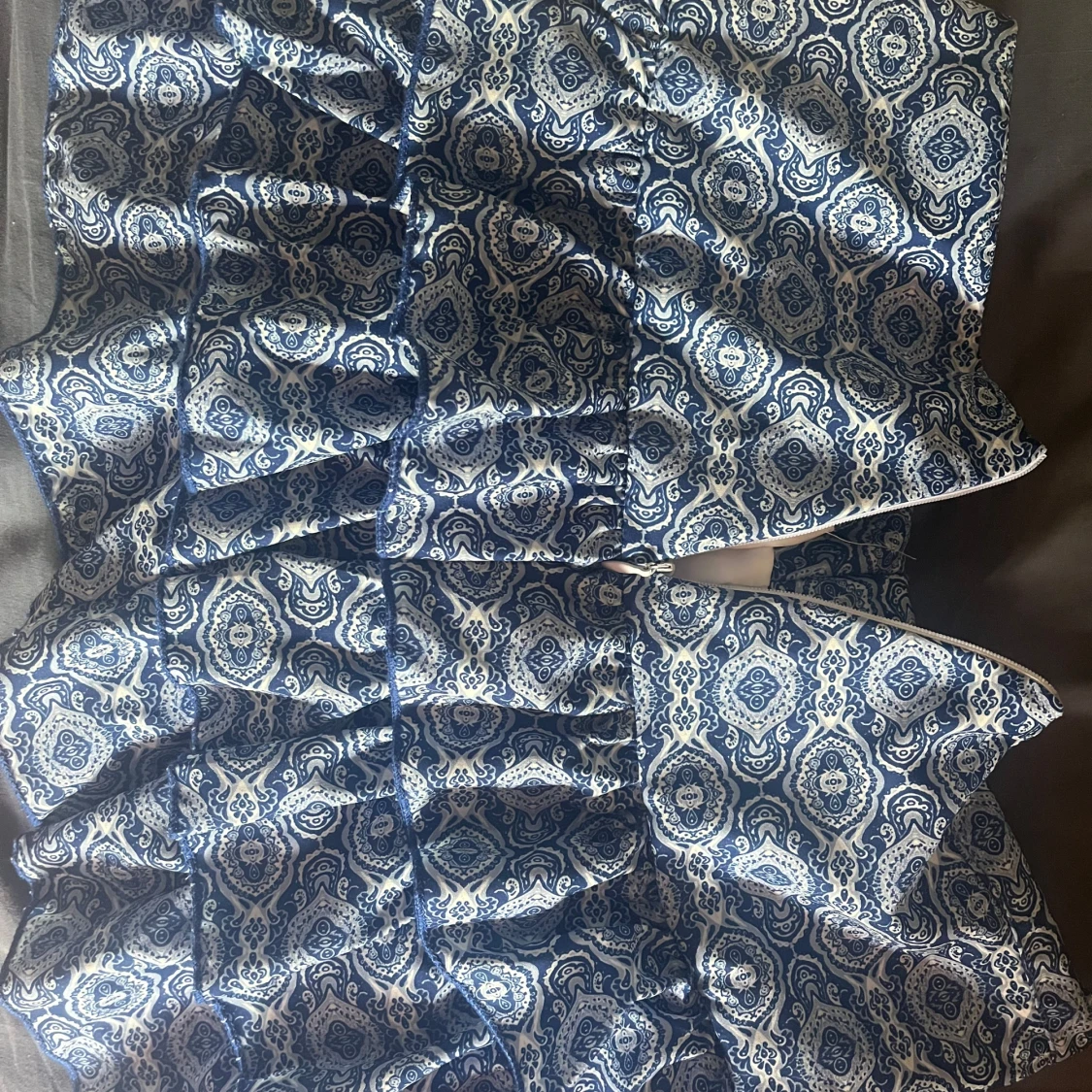 Blåvit volangkjol med mönster - 1