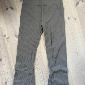 Ribbade beiga leggings från Lager 157 - Snygga ribbade leggings från Lager 157 i en dämpad grön färg. Hög midja och stretchigt material som sitter skönt på kroppen. Perfekta för träning eller chill. Modellen har raka ben med lätt utsvängd passform.