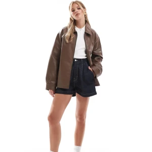 Brun skinnjacka - Snygg brun skinnjacka från ASOS Design i oversized modell. Jackan är helt ny med prislapp och säljer för den inte kommit till användning. Nypris 789. Storlek S (36-38)🫶🏻