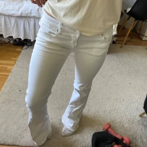 Vita Lågmidjade bootcut jeans från Replay - Lågmidjade utsvängda jeans, as snygga men används inte! Bra skick 💕avklippta typ en halv cm.