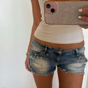 Lågmidjade jeans shorts  - Så snygga lågmidjade vintage jeansshorts! Modellen är 168, kvar tills markerad som såld ❤️ 