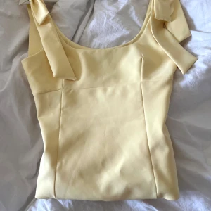 Zara topp - den virala gula zaratoppen, såå snygg men tyvärr passar den inte så bra 💛💛 har använt den en gång