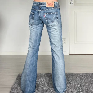 Levis - Midjemått: 37cm rakt över, innerbenslängd: 79cm 💕