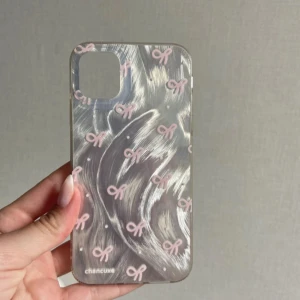 mobilskal  - Ett glansigt mobilskal med fina rosetter på. Är av hård plast och passar till iphone 11