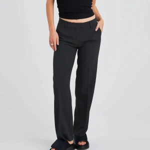 Maddie kostymbyxor petite - Jättesnygga kostymbyxor från Bikbok i modell Maddie. De är i storlek 36 petite❤️ Köpta på plick men endast testade och aldrig använda med lappen kvar🥰 Säljer då de tyvärr är lite för stora för mig. Nypris 500kr och jag säljer för 280kr❤️ Skriv för fler bilder eller vid frågor!