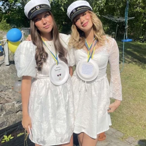 Vit klänning  - Säljer den vita klänningen till vänster! Väldigt fin och i nyskick då den endast är använd en gång🥰