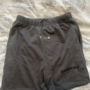 Grå shorts Essentials Fear of God - Grå essentials shoets helt nya och oanvänd.