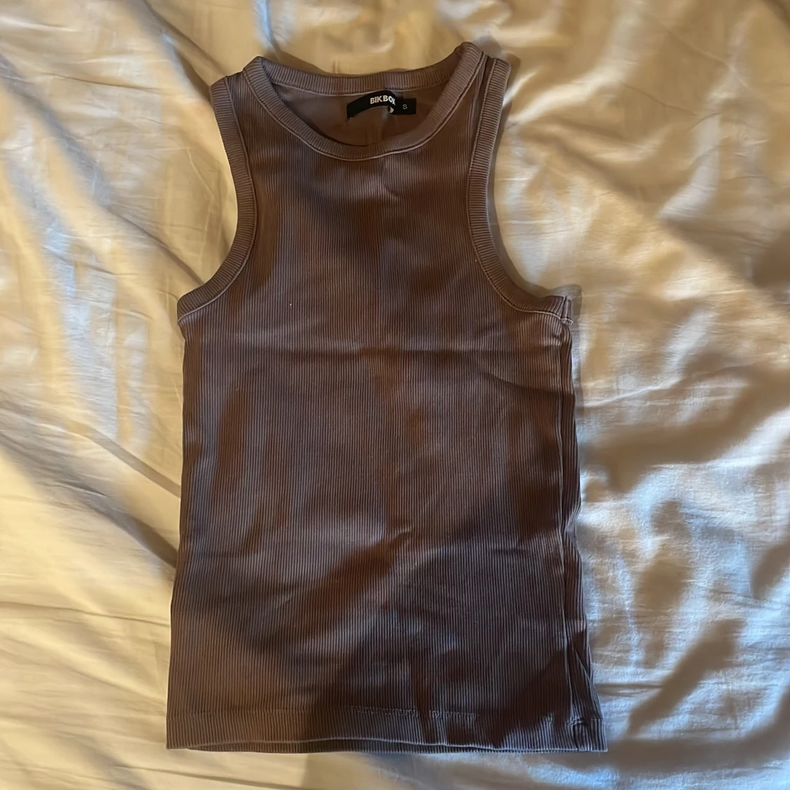 Brun ribbad linnetopp från Bik Bok