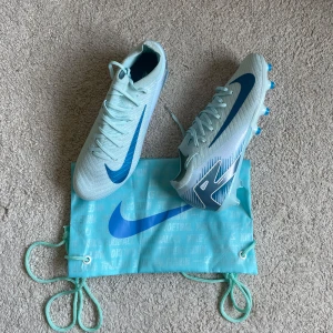 Nike mercurial elite fotbollsskor  - Nike mercurial elite AG fotbollsskor | Riktigt snygga och bra kvalitet | Storlek: 44 kan passa mindre också | Nyskick använda en gång | Gympapåse ingår, nypris: 3399 kr 