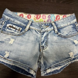 Jeansshorts - Jättesnygga ljusblåa jeansshorts med slitningar i storlek s. Midjemåttet rakt över är 36. Obs! Jag är bortrest så kommer inte kunna skicka innan 28/6💓