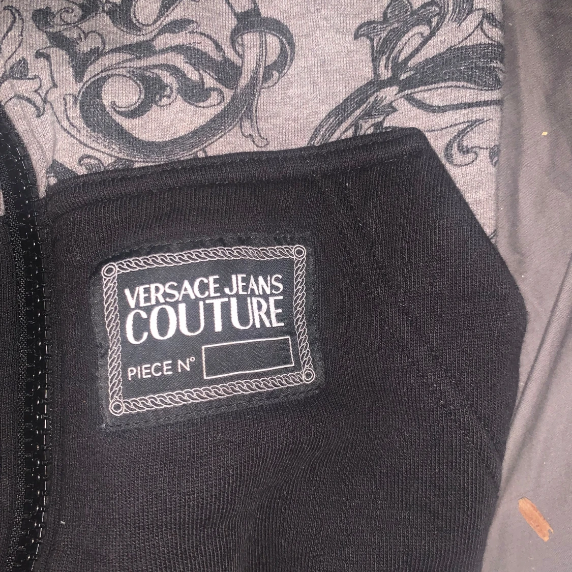 Grå hoodie från Versace Jeans Couture - 2