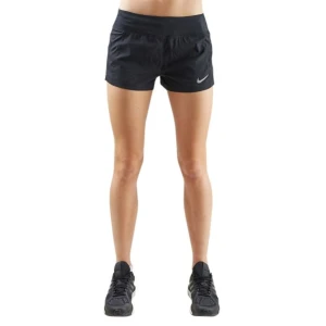 Nike svarta träningsshorts med snörning - Svarta träningsshorts från Nike med kort passform och diskret logga framtill. De har elastisk midja med snörning, ventilerande meshpaneler på sidorna och liten dragkedjeficka bak. Perfekta för löpning eller gymmet.