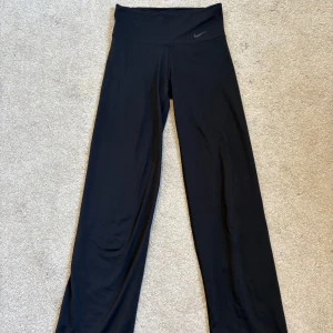 Svarta träningsbyxor från Nike Dri-FIT - Svarta träningsbyxor från Nike med lågmidja i storlek XS. Byxor är använda men är fortfarande i bra skick. Byxorna har raka ben.